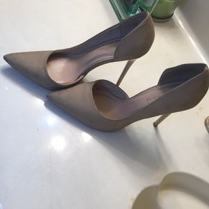 Nude pumps! 👠
